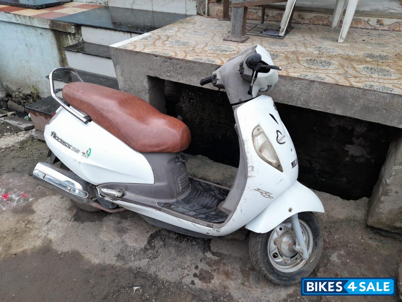 White Suzuki Access 125