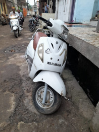 White Suzuki Access 125