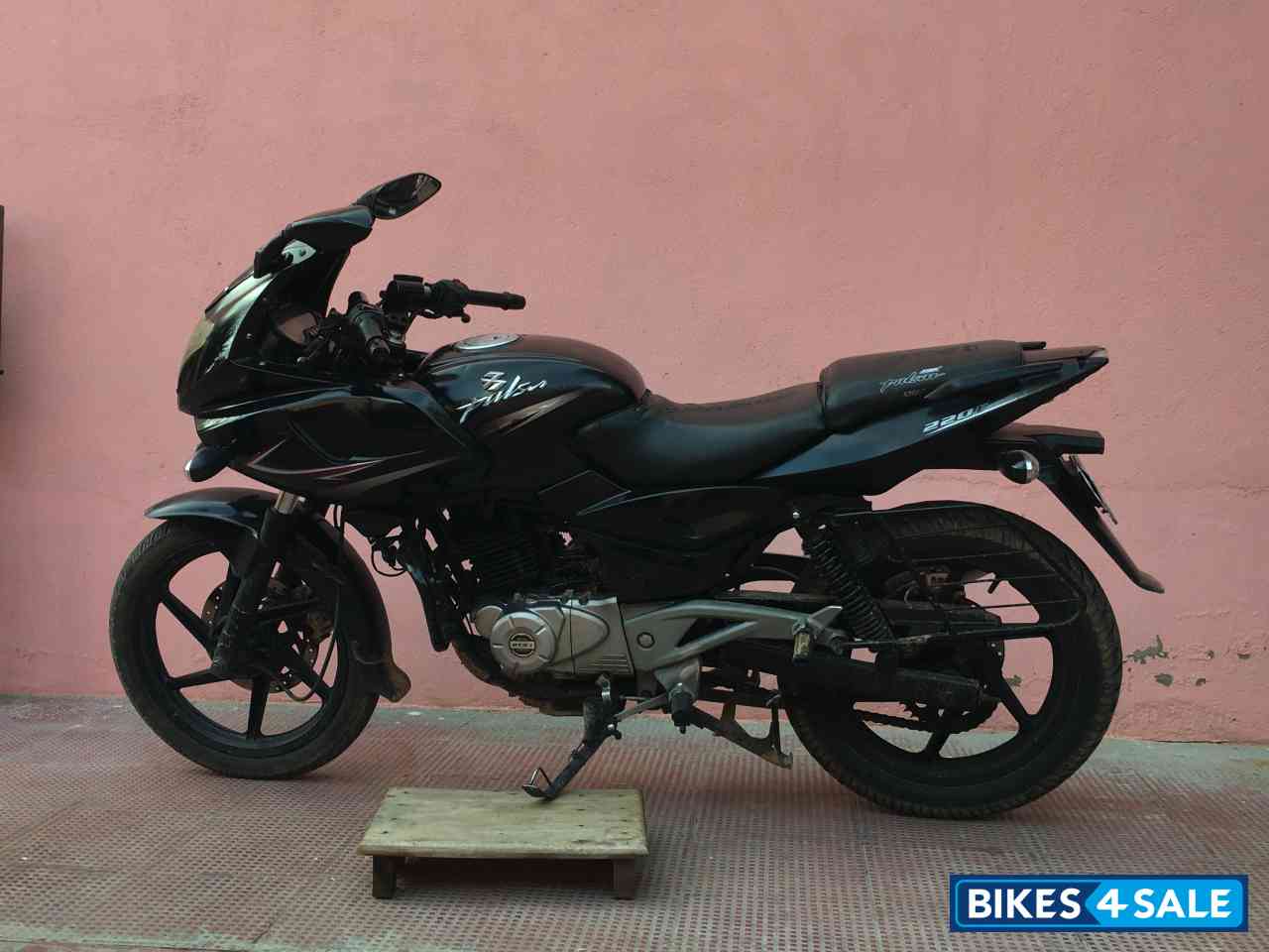 Bajaj Pulsar 220F