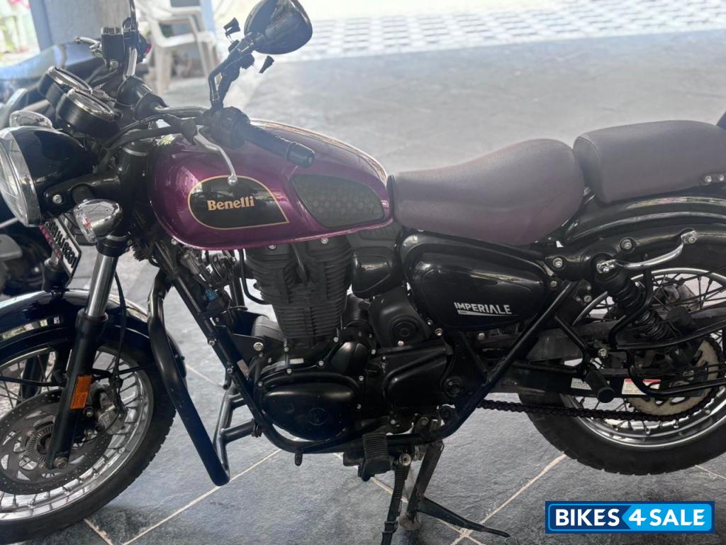 Red Benelli Imperiale 400 BS6