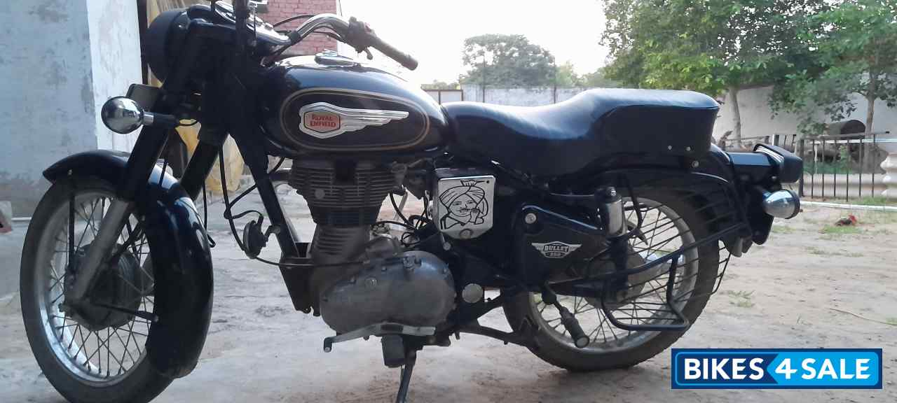 Black Royal Enfield Bullet Standard 350