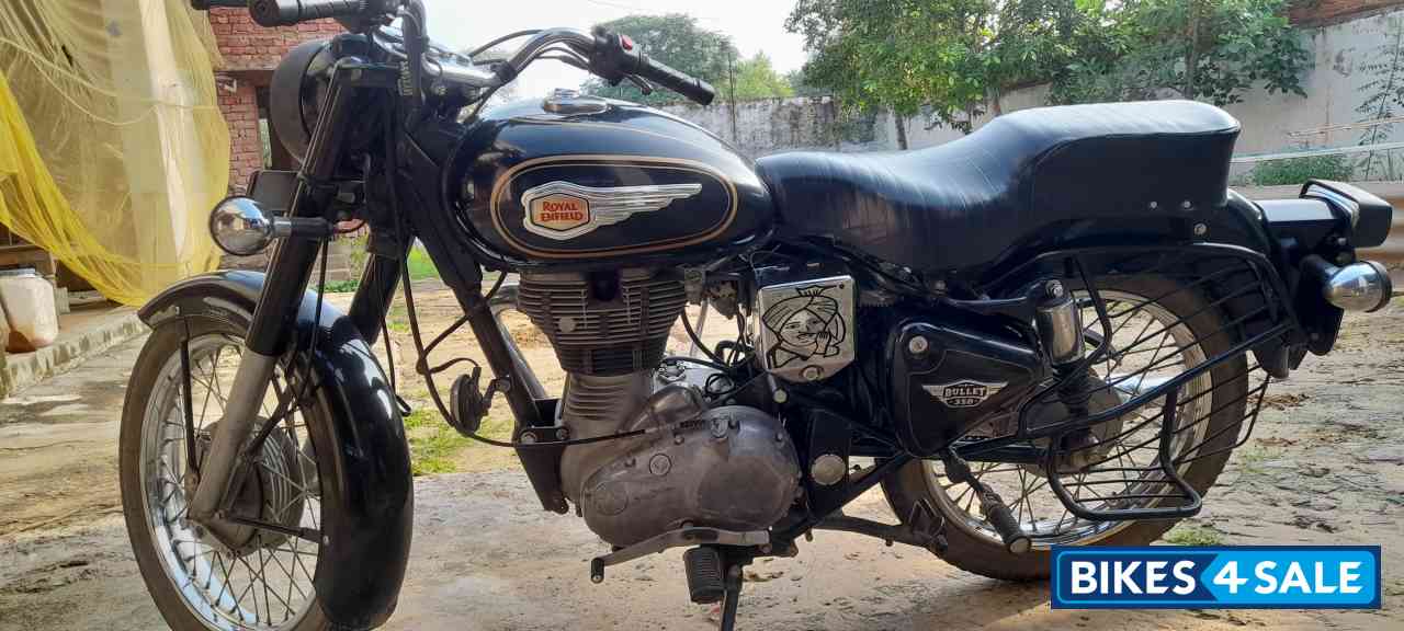 Black Royal Enfield Bullet Standard 350