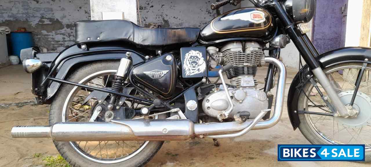 Black Royal Enfield Bullet Standard 350