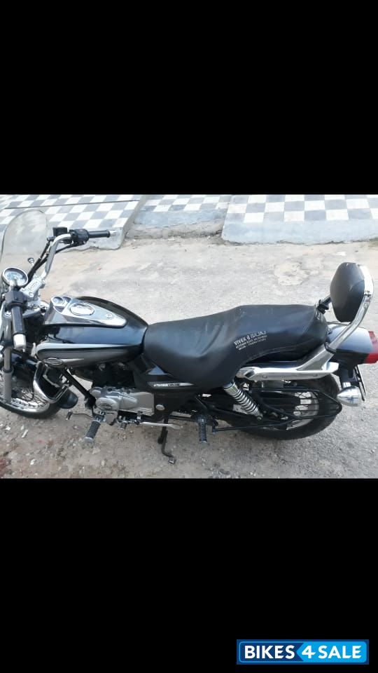 Black Bajaj Avenger Cruise 220