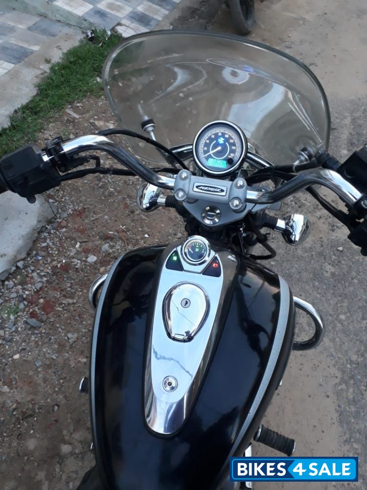 Black Bajaj Avenger Cruise 220