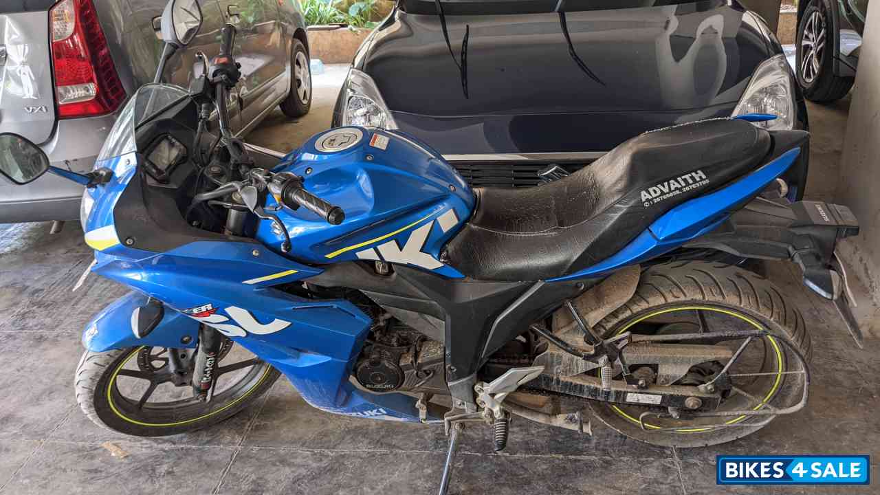 Blue Suzuki Gixxer SF