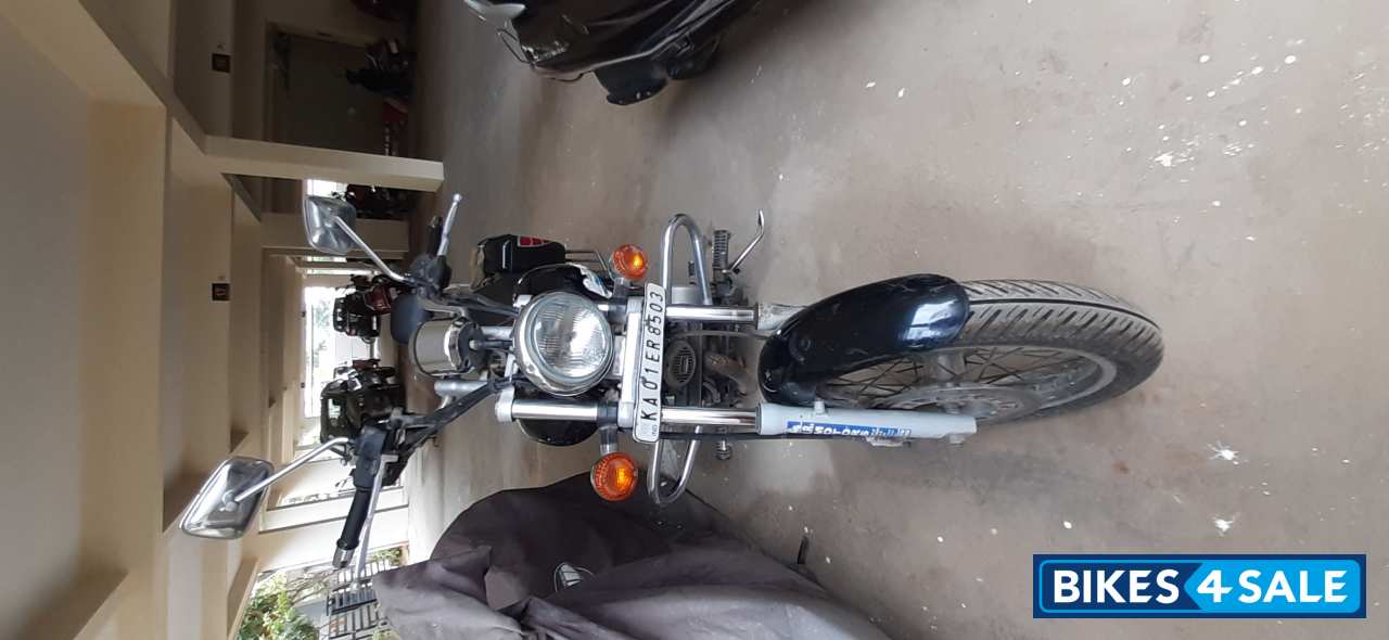 Black Bajaj Avenger 220 DTS-i