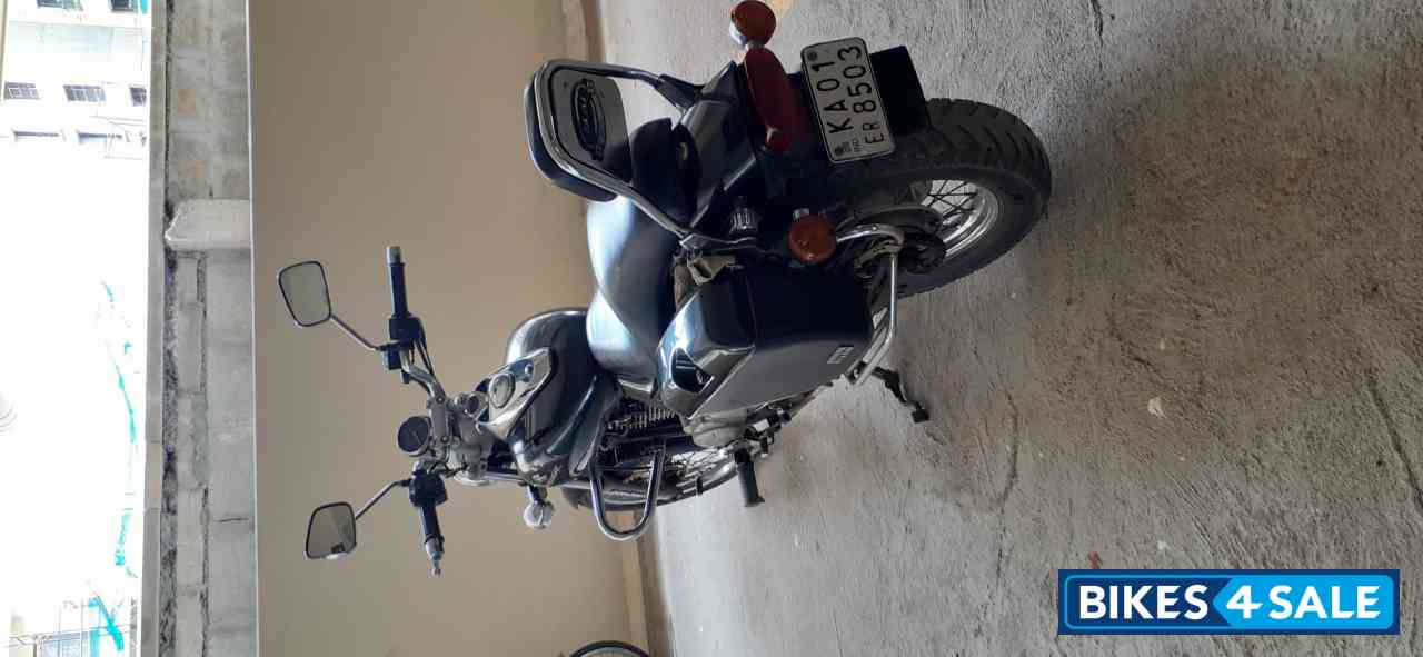 Black Bajaj Avenger 220 DTS-i Black Bajaj Avenger 220 DTS-i