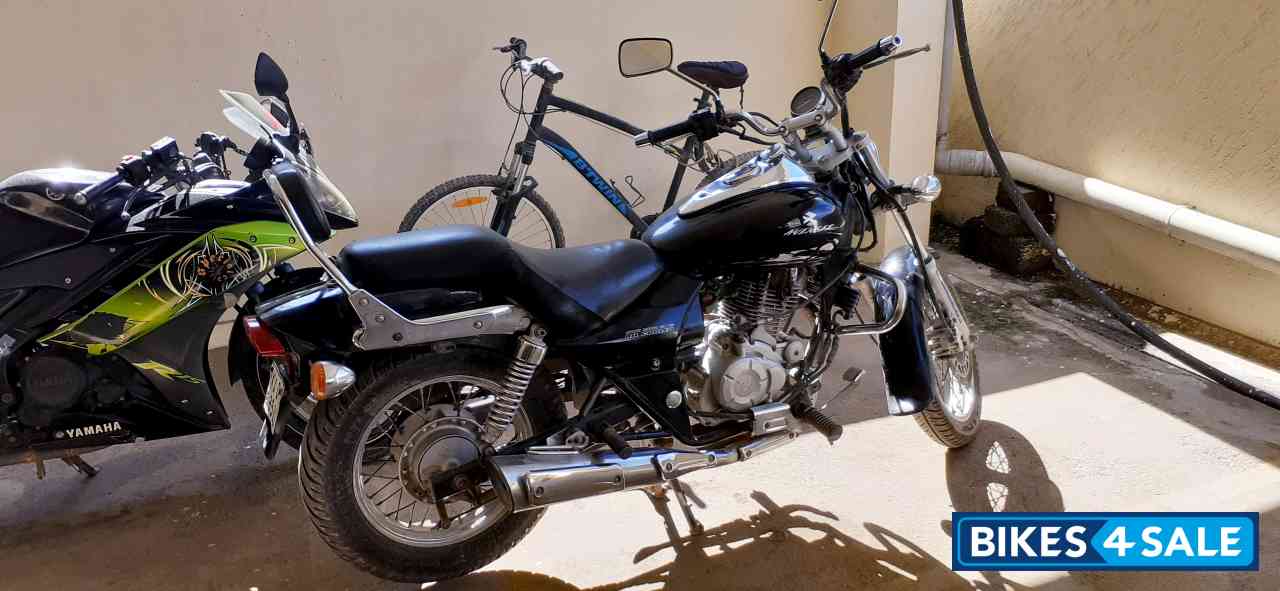 Black Bajaj Avenger 220 DTS-i Black Bajaj Avenger 220 DTS-i
