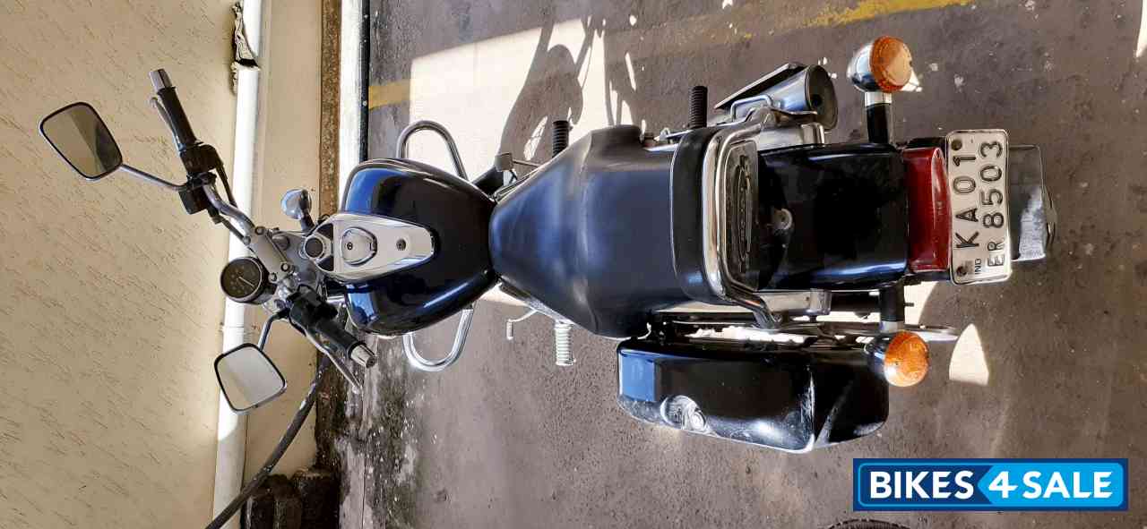 Black Bajaj Avenger 220 DTS-i Black Bajaj Avenger 220 DTS-i