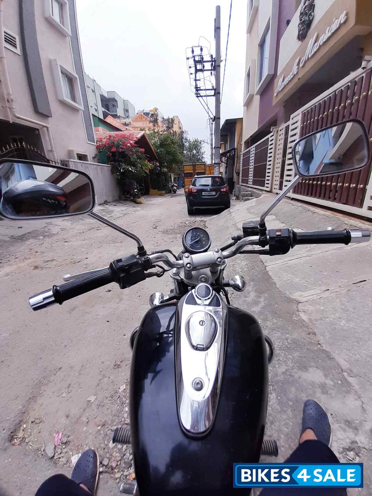 Black Bajaj Avenger 220 DTS-i Black Bajaj Avenger 220 DTS-i