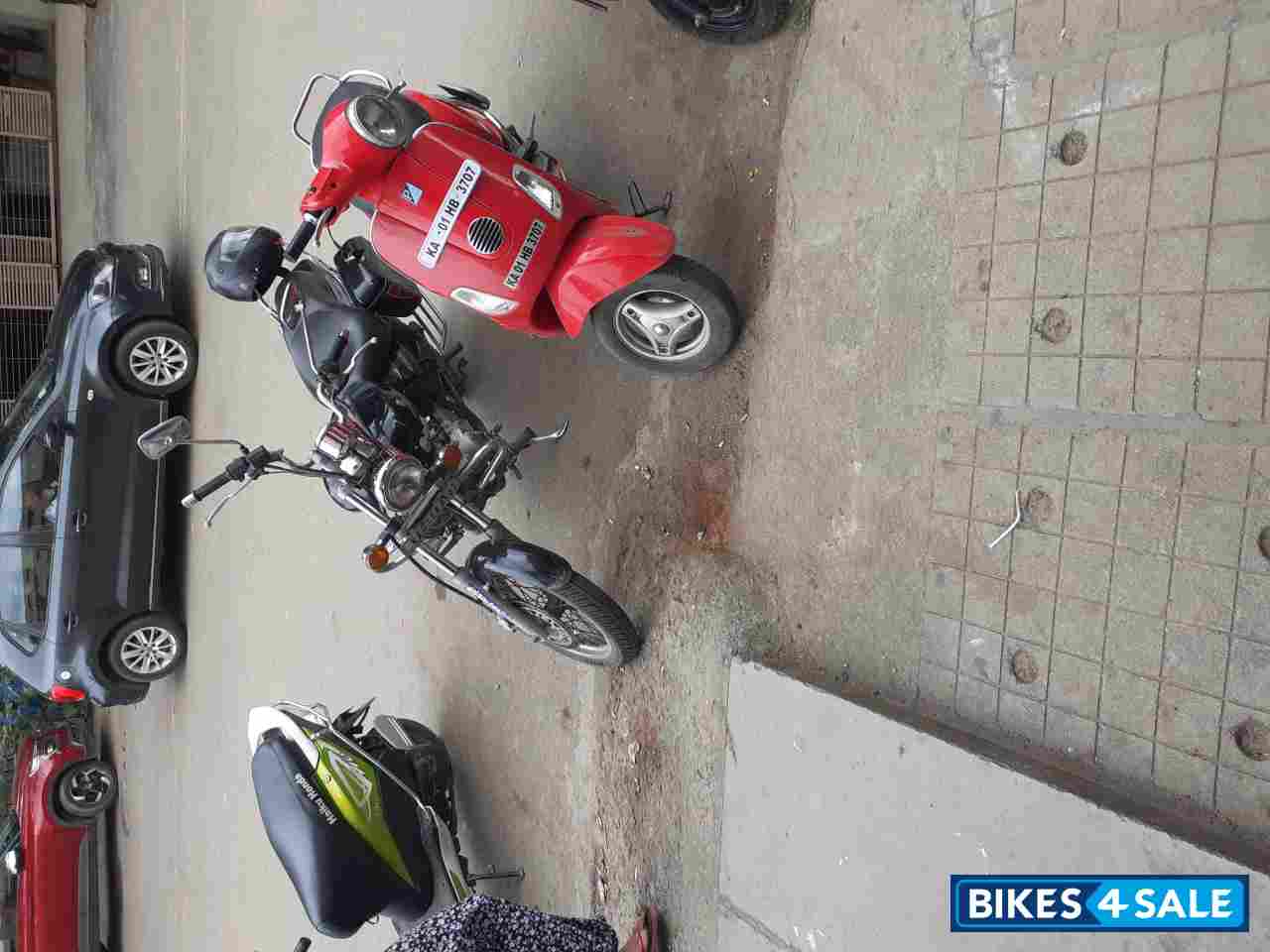 Black Bajaj Avenger 220 DTS-i Black Bajaj Avenger 220 DTS-i