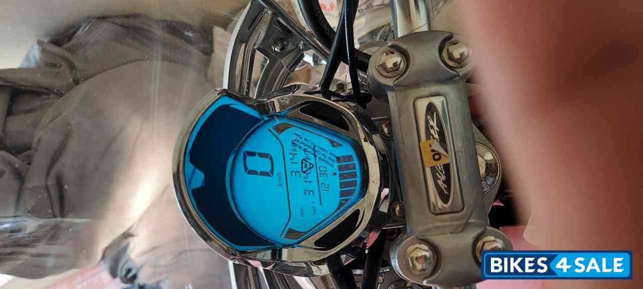 Moonlight White Bajaj Avenger Cruise 220