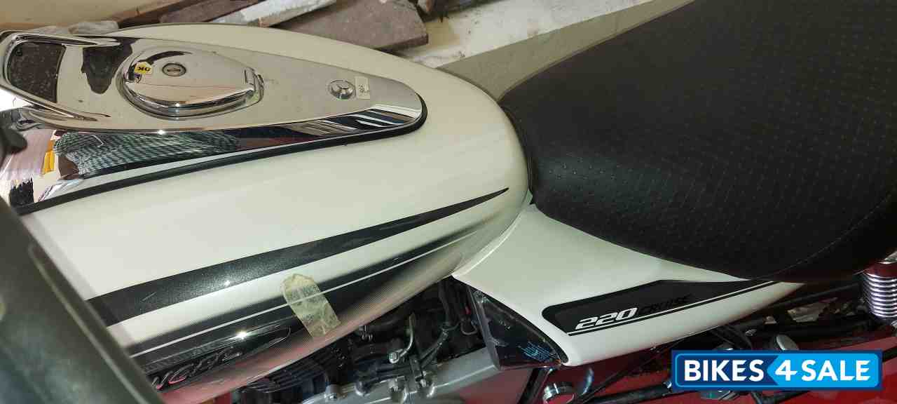 Moonlight White Bajaj Avenger Cruise 220