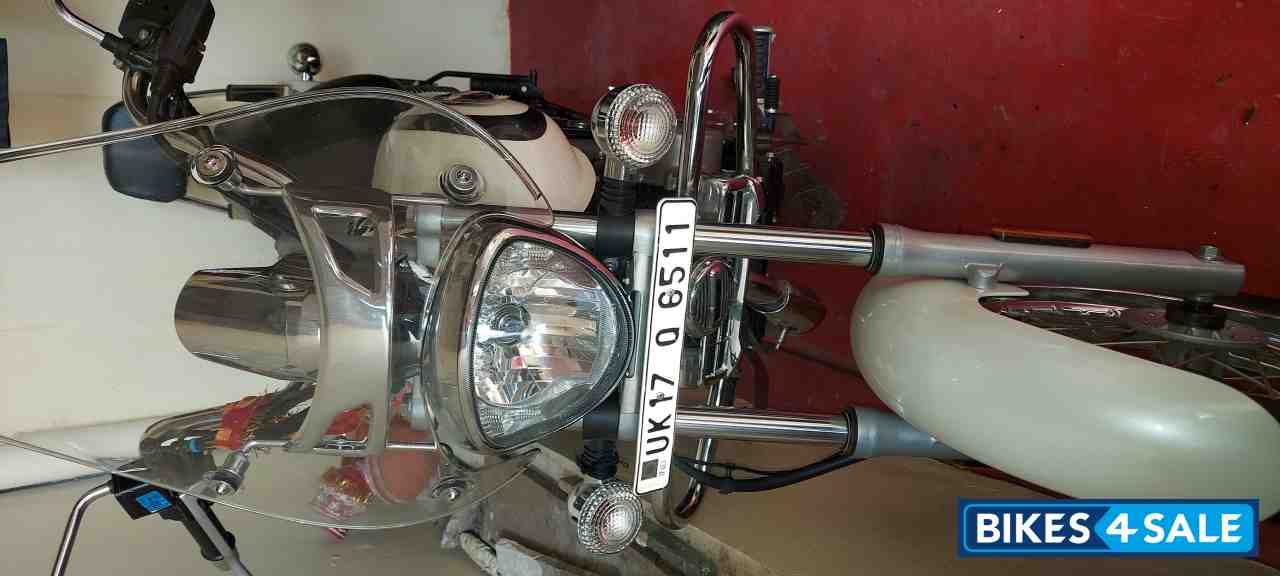 Moonlight White Bajaj Avenger Cruise 220