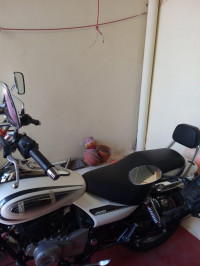 Moonlight White Bajaj Avenger Cruise 220