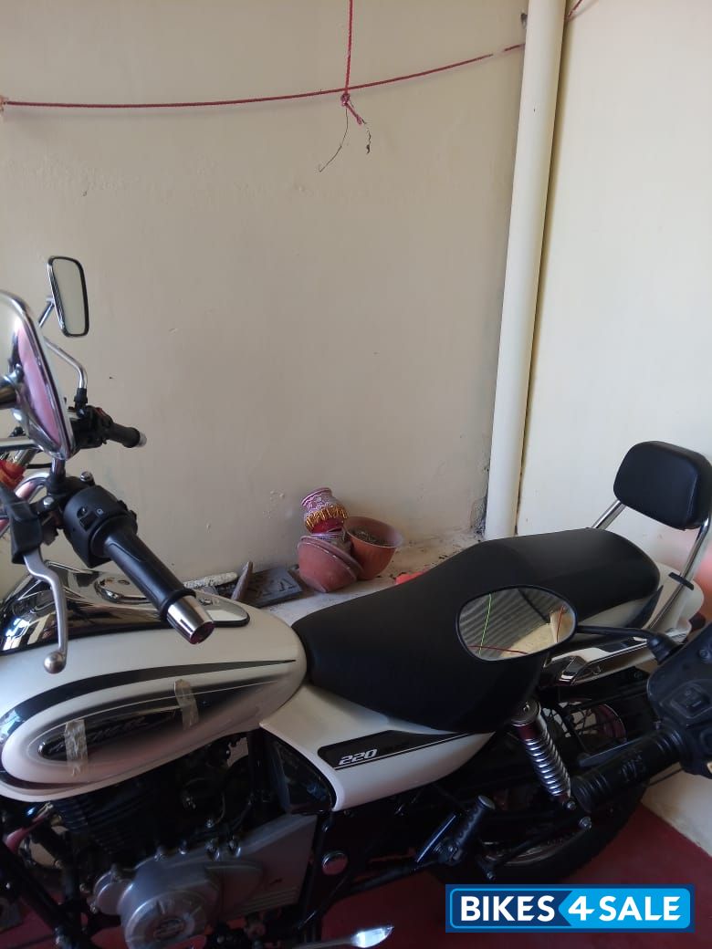 Moonlight White Bajaj Avenger Cruise 220