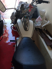 Moonlight White Bajaj Avenger Cruise 220