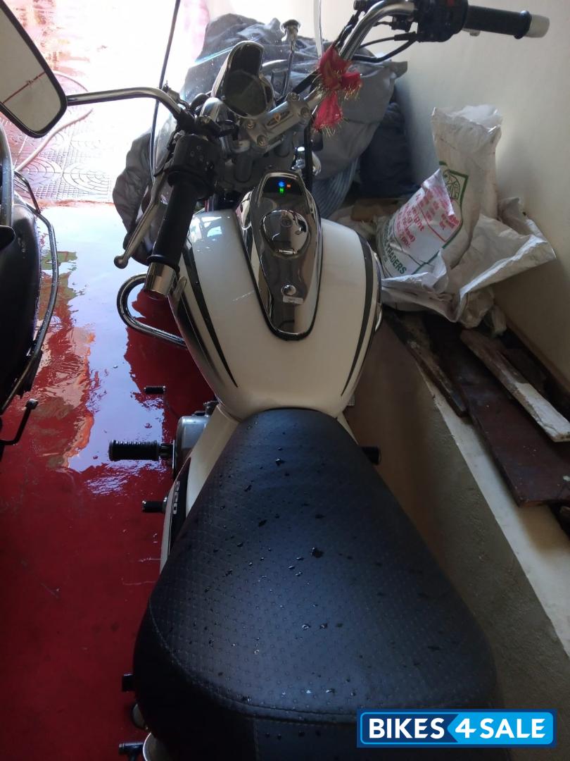 Moonlight White Bajaj Avenger Cruise 220