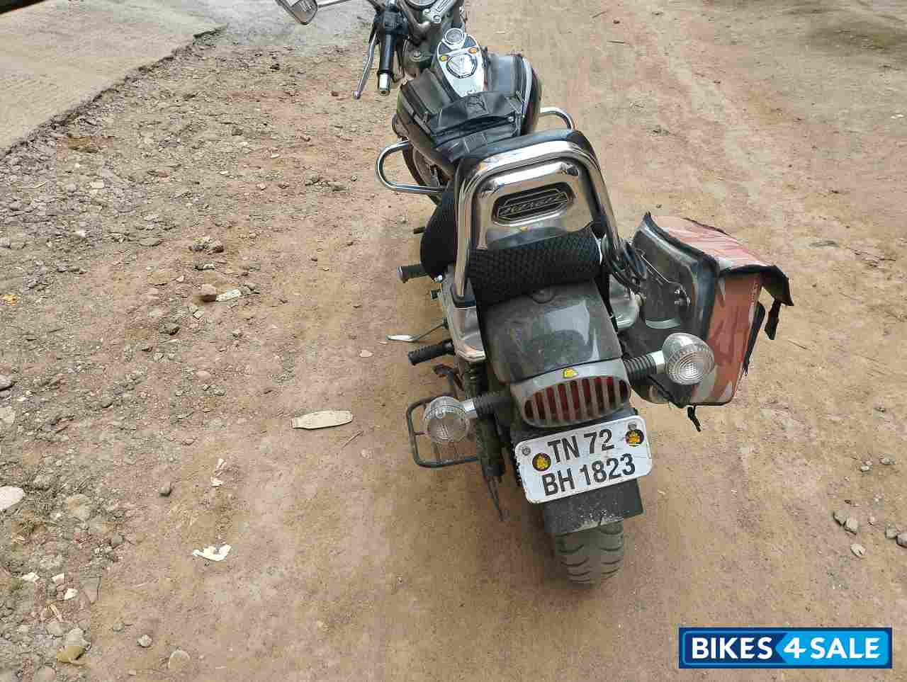 Black Bajaj Avenger Cruise 220