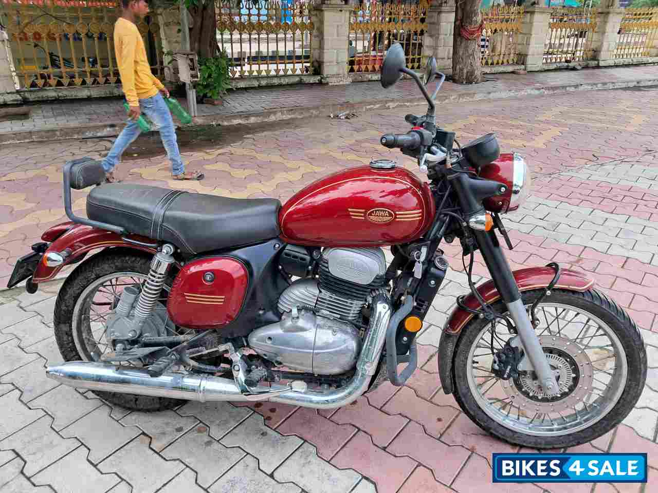 Red Jawa forty two BS6