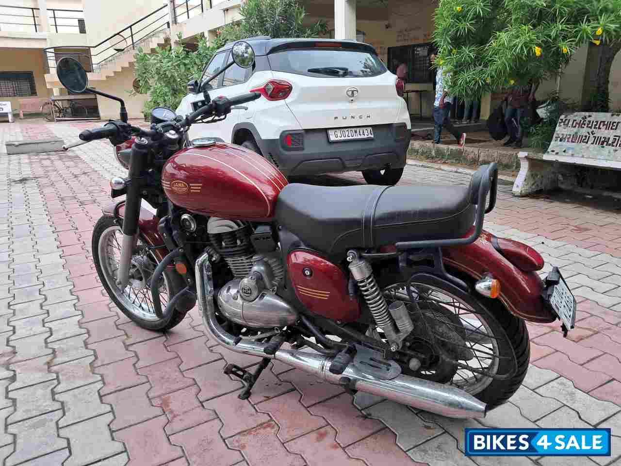 Red Jawa forty two BS6