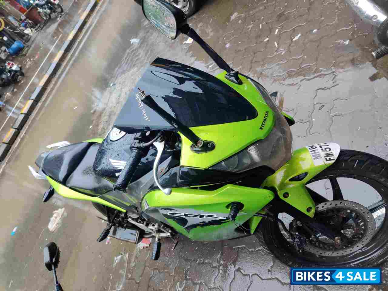 Green Honda CBR 150R Green Honda CBR 150R