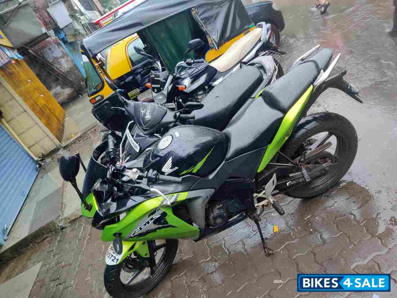 Green Honda CBR 150R Green Honda CBR 150R