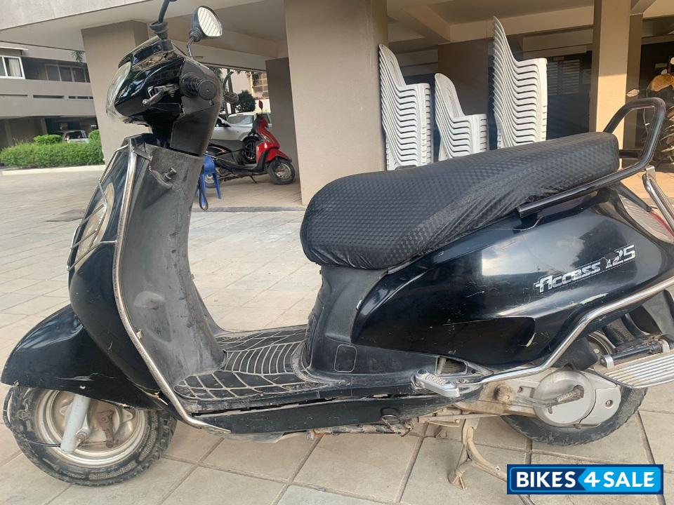 Black Suzuki Access 125