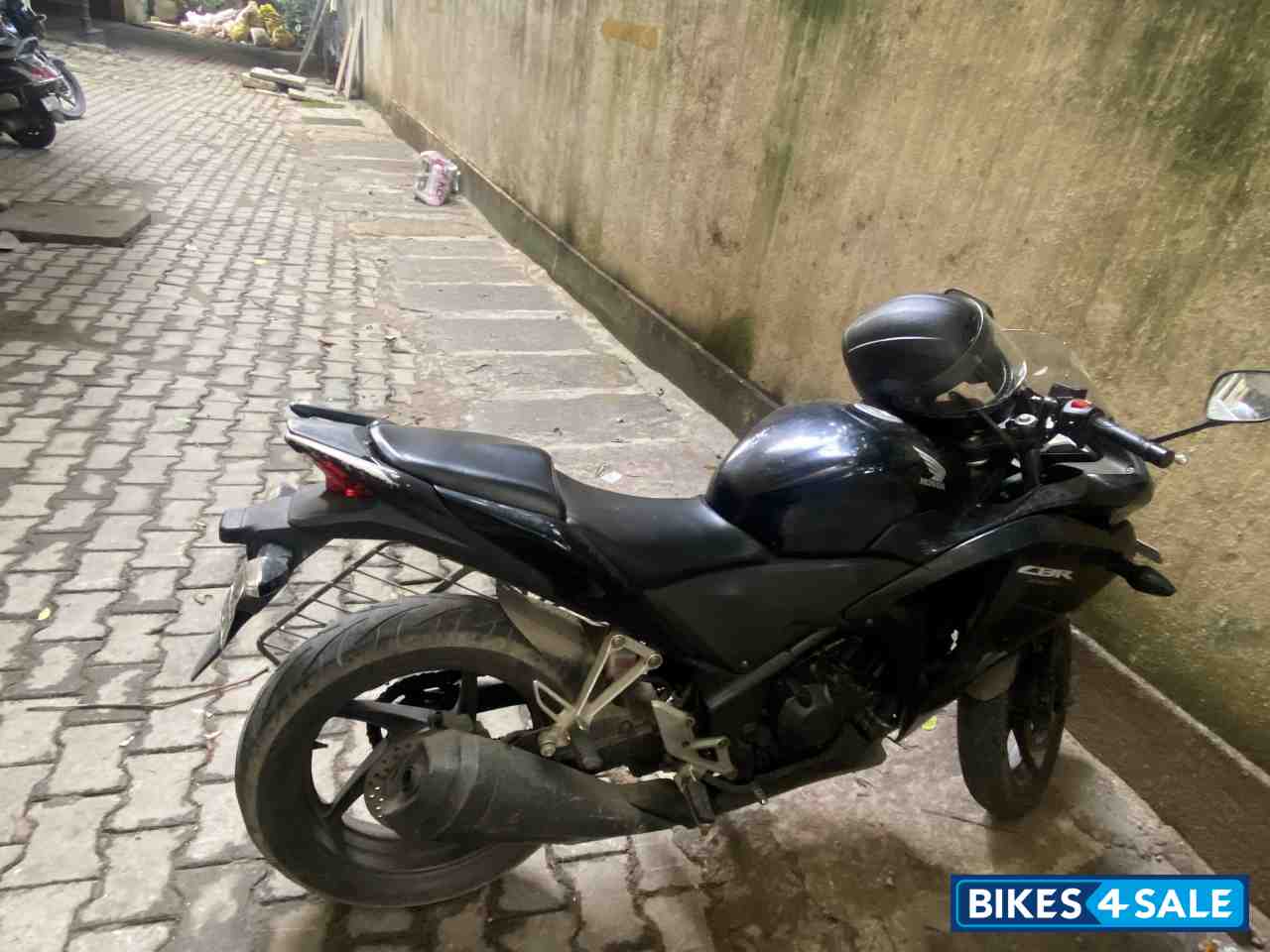 Black Honda CBR 250R