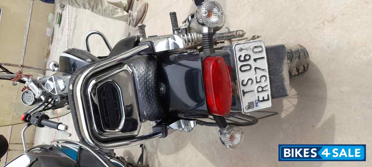 Black Bajaj Avenger Cruise 220 BS6