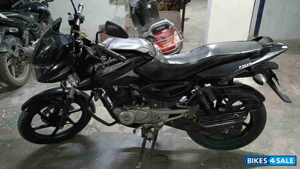 Black Bajaj Pulsar 150 Black Bajaj Pulsar 150