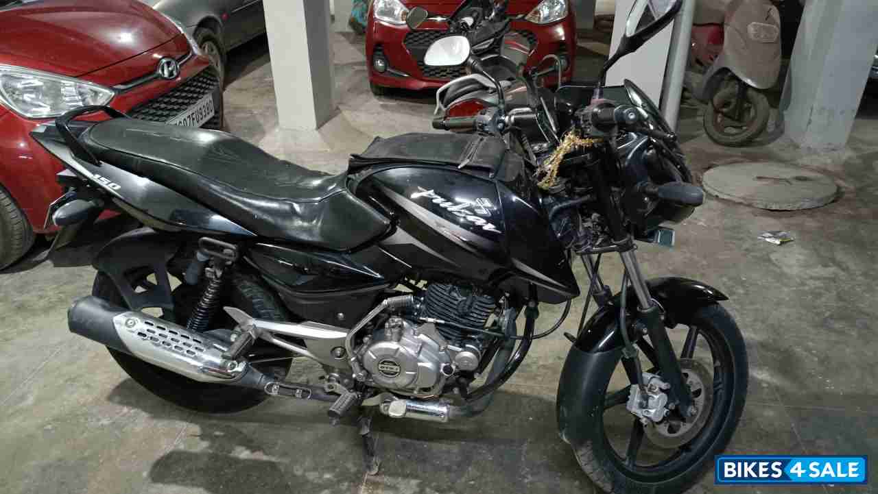 Black Bajaj Pulsar 150 Black Bajaj Pulsar 150