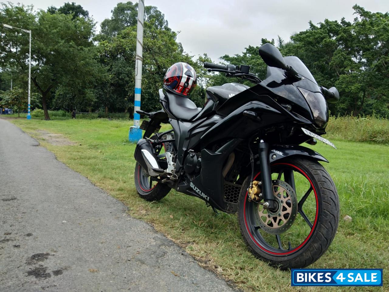 Black Suzuki Gixxer SF Fi