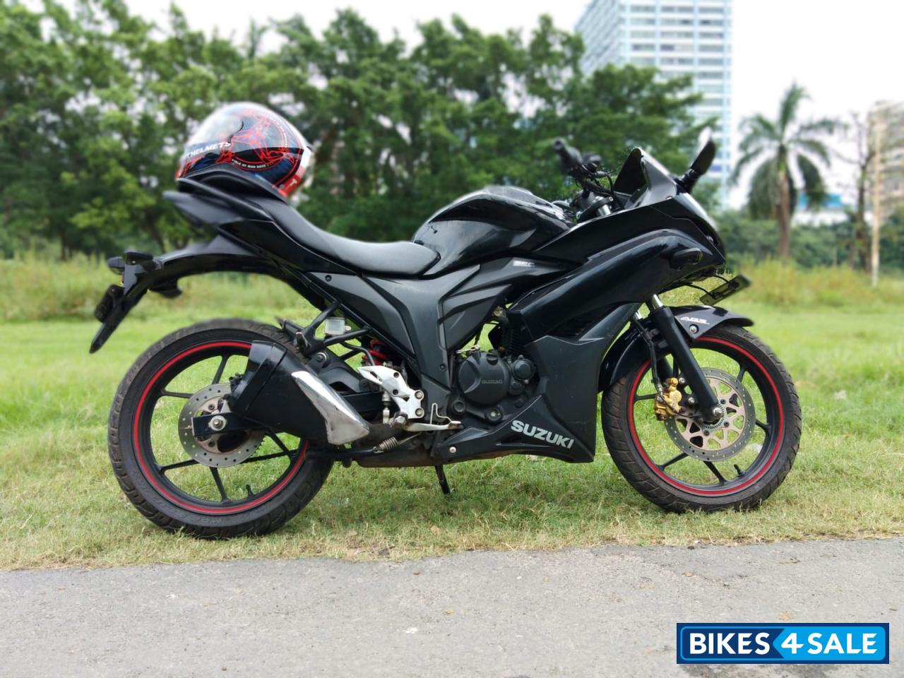 Black Suzuki Gixxer SF Fi
