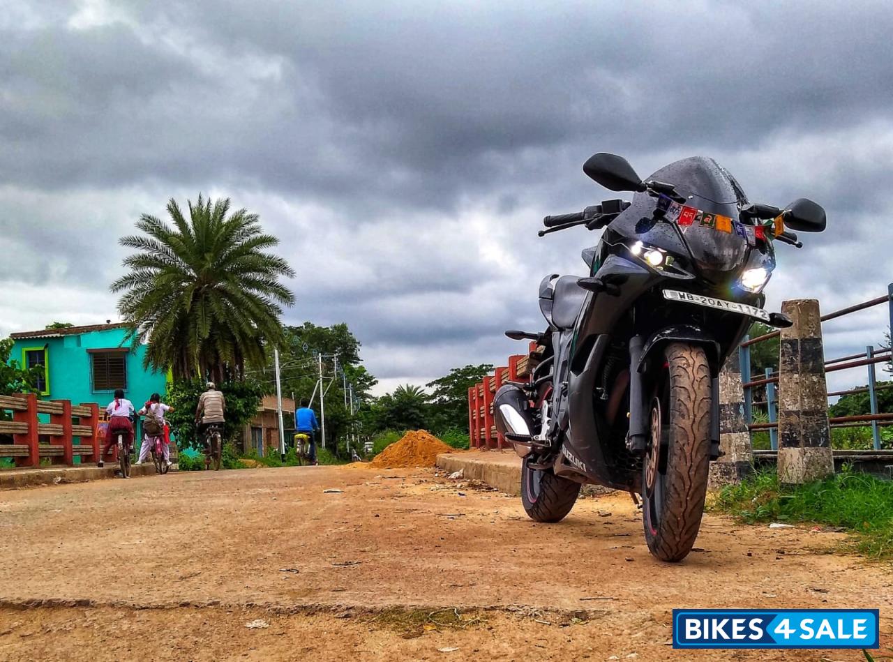 Black Suzuki Gixxer SF Fi