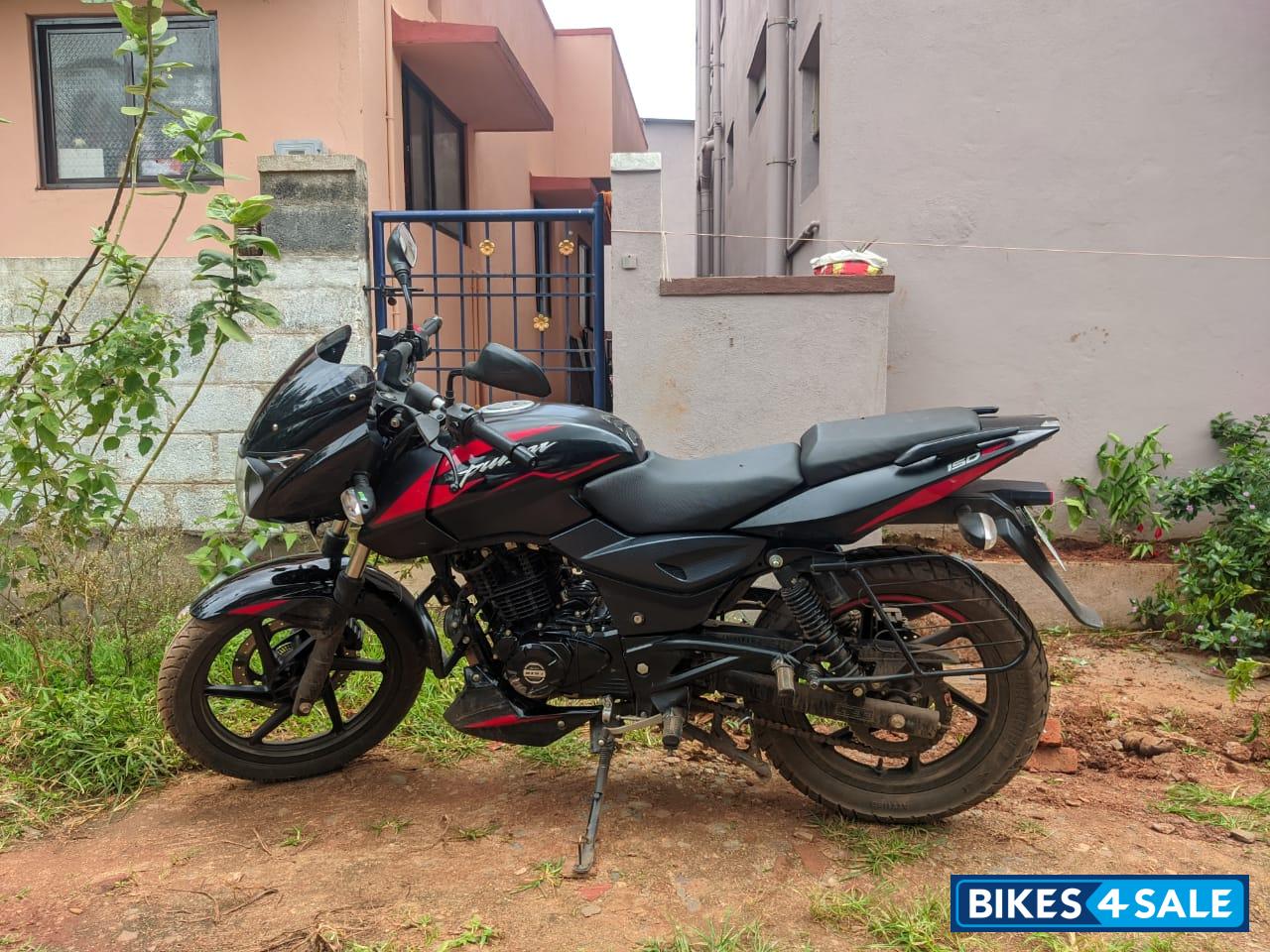 Black And Red Bajaj Pulsar 150 Twin Disc