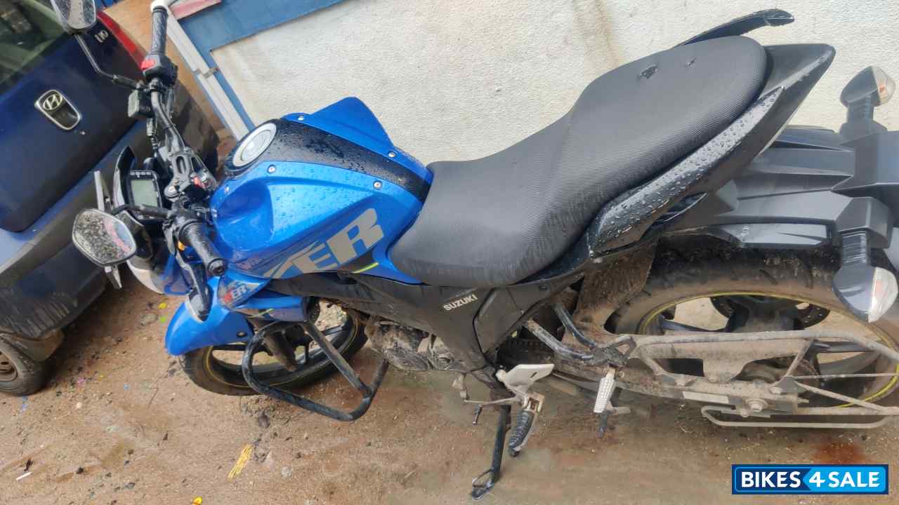 Blue Black Suzuki Gixxer 150