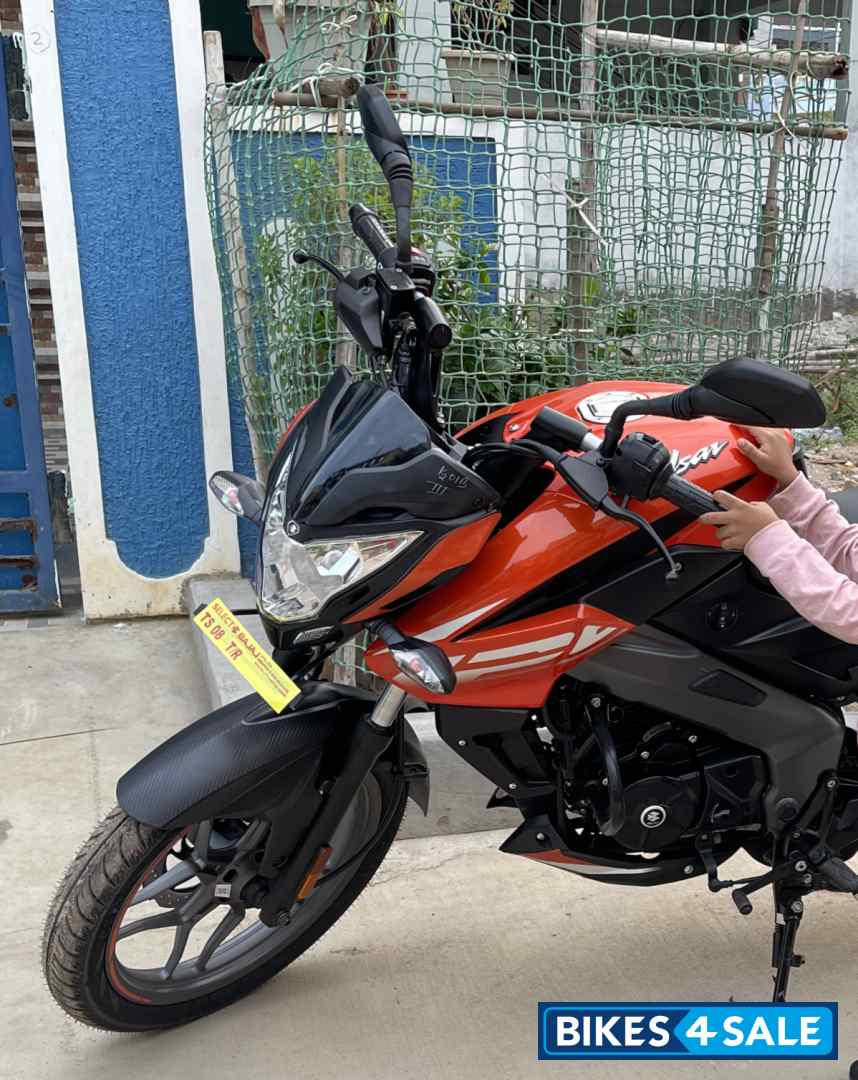 Orange Bajaj Pulsar NS125 BS6
