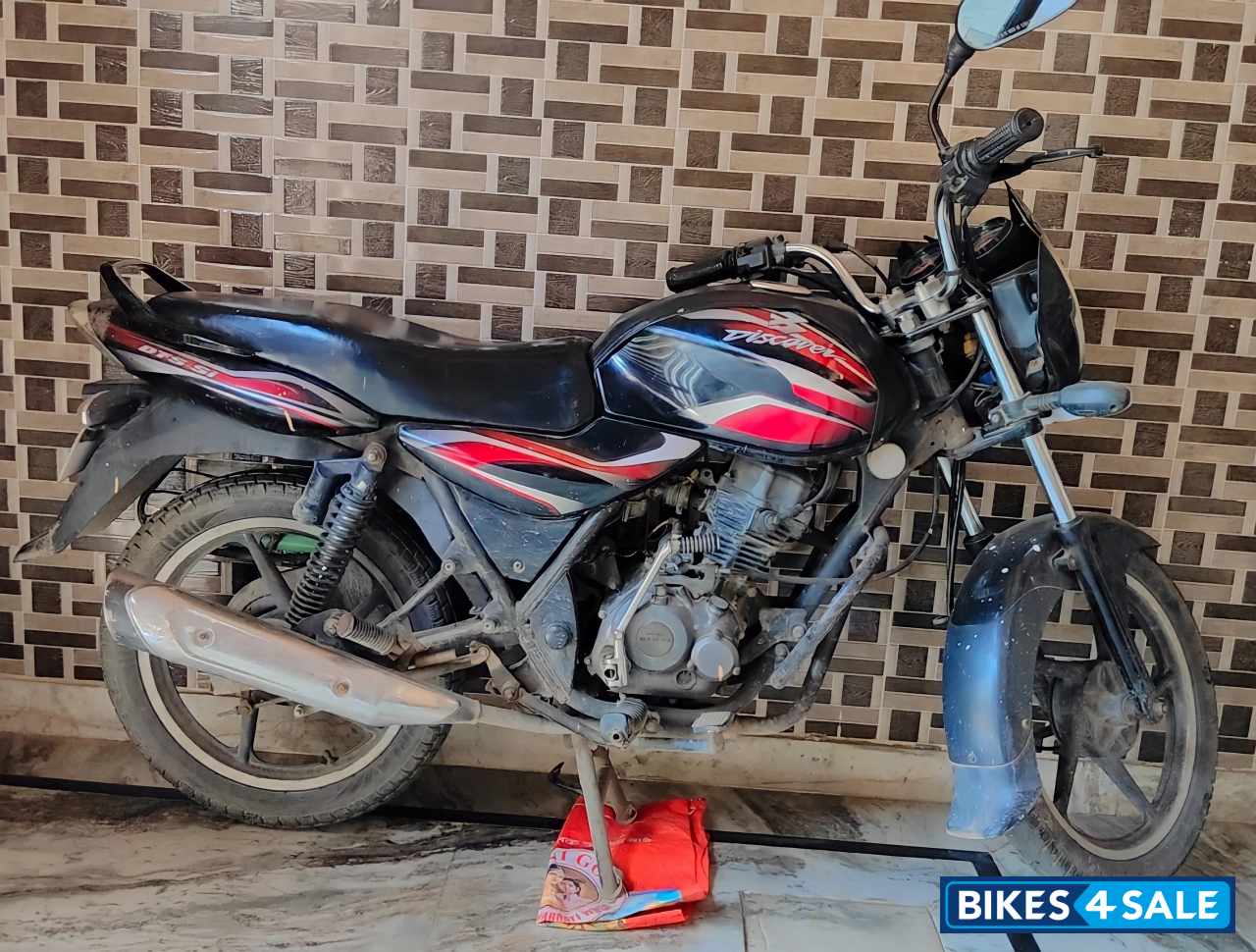 Red And Black Bajaj Discover 100 DTS-Si