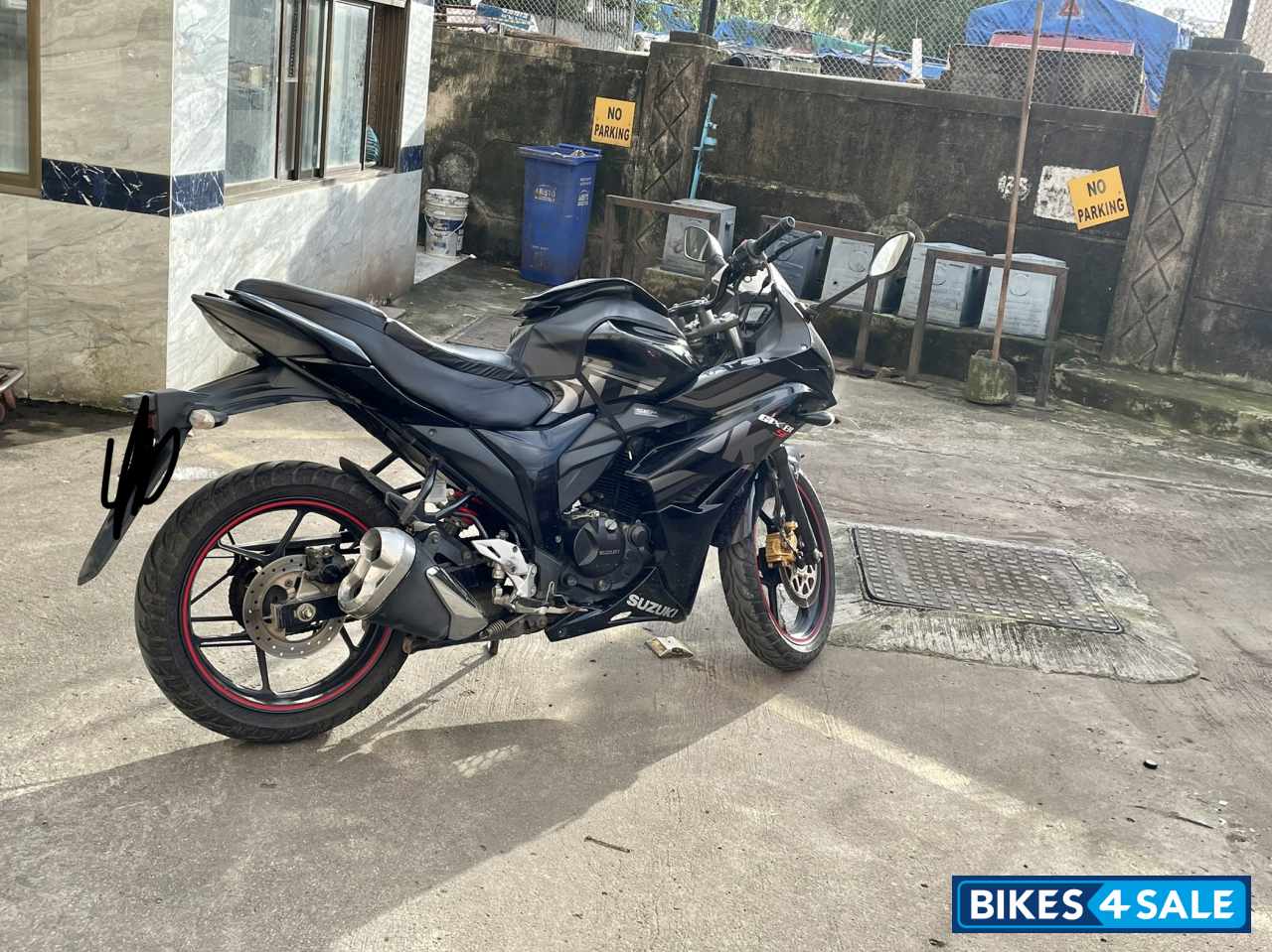 Black Suzuki Gixxer SF Fi