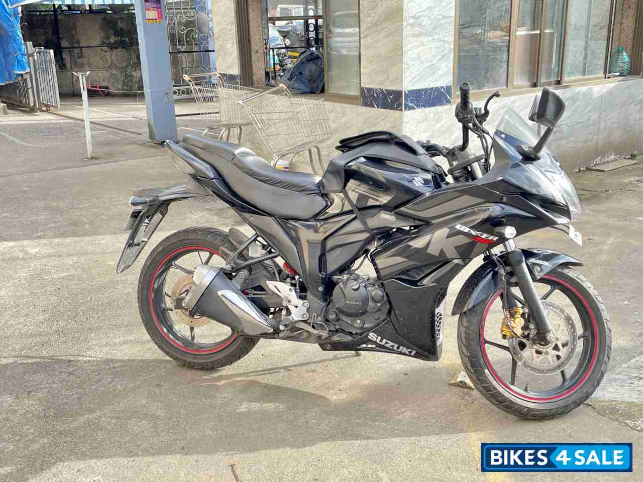 Black Suzuki Gixxer SF Fi