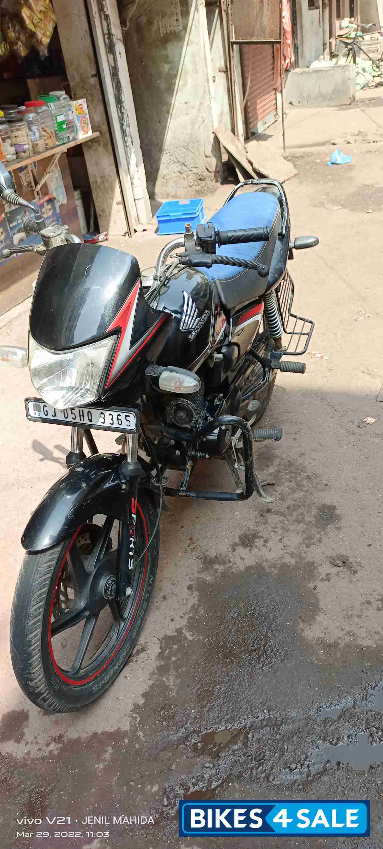 Black Honda CB Shine