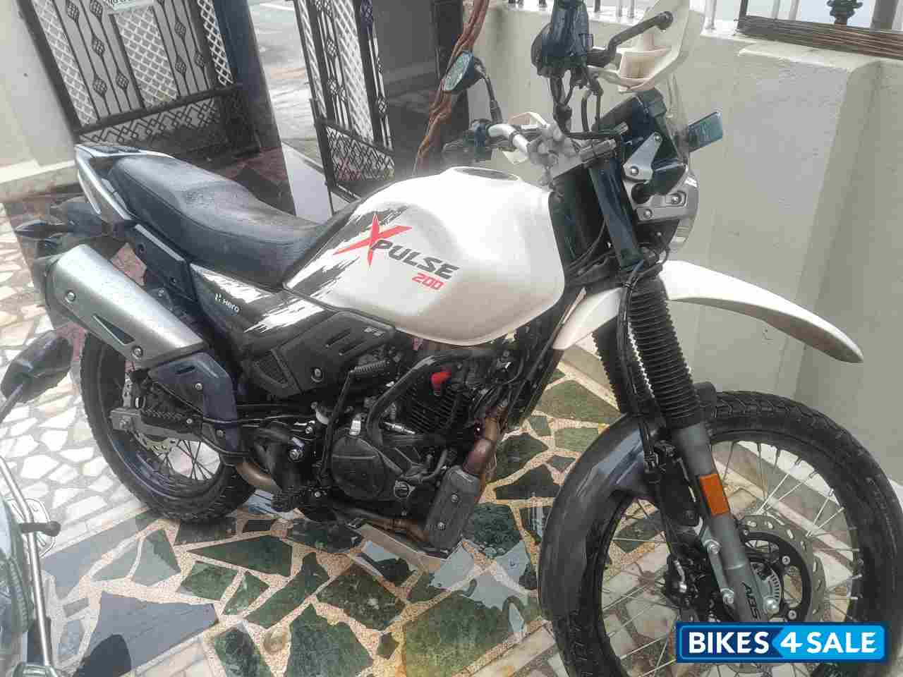 White Hero XPulse 200 BS6