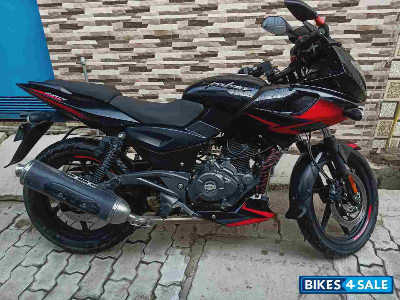 Black And Red Bajaj Pulsar 220F