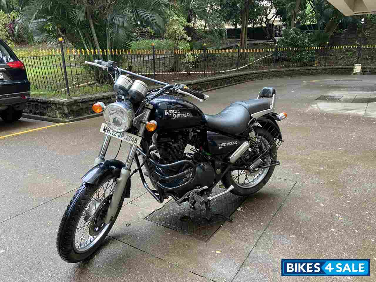 Black Royal Enfield Thunderbird 350
