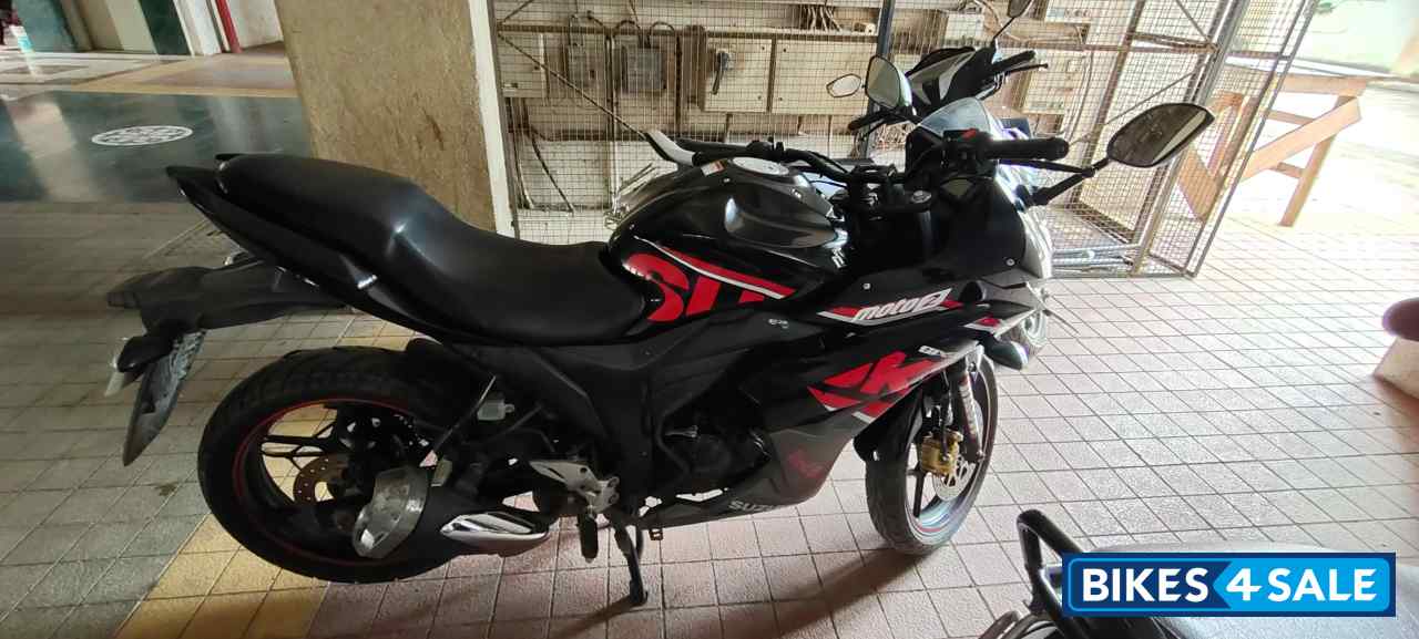 Black Suzuki Gixxer SF