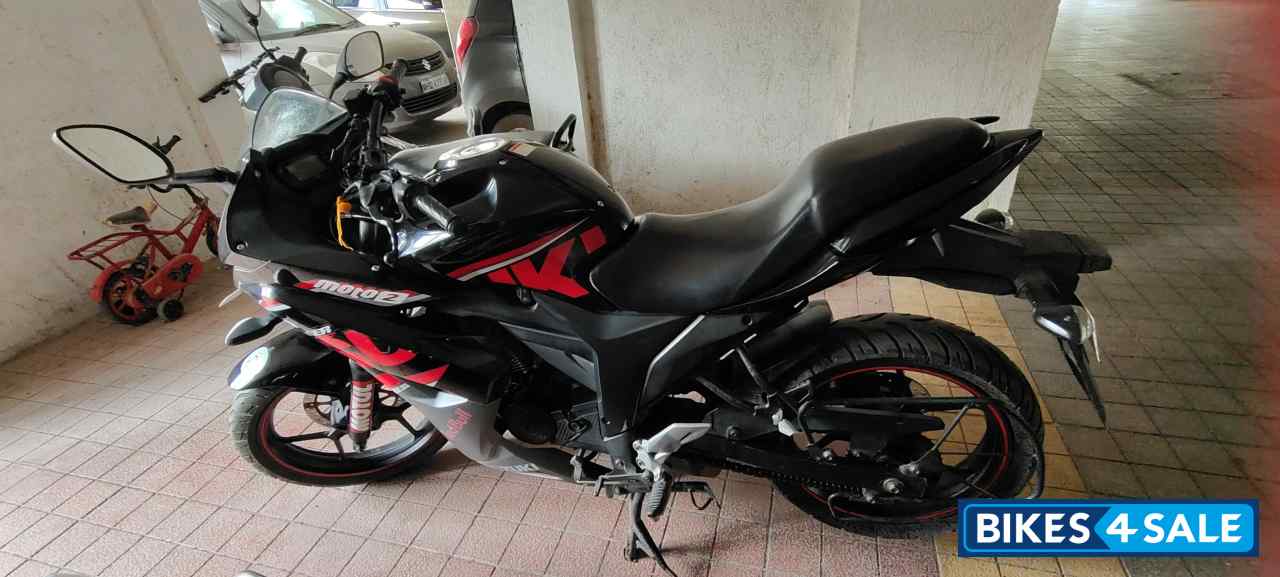 Black Suzuki Gixxer SF