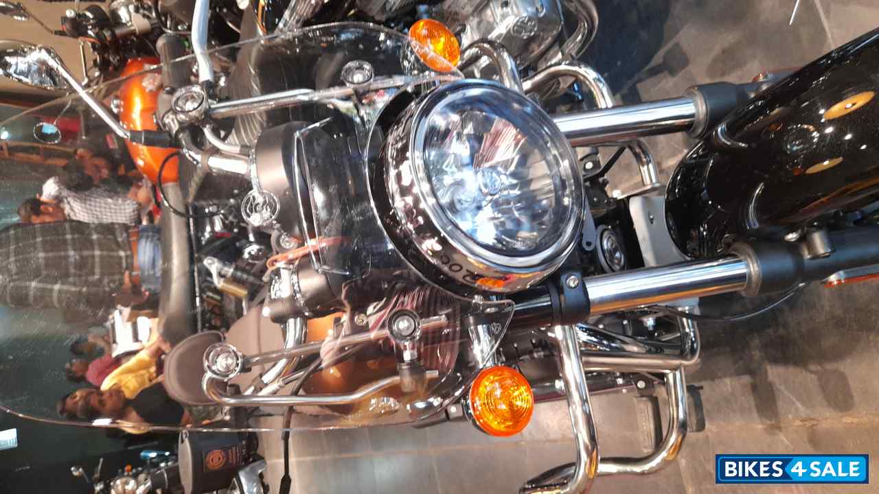 Black Bajaj Pulsar 220F