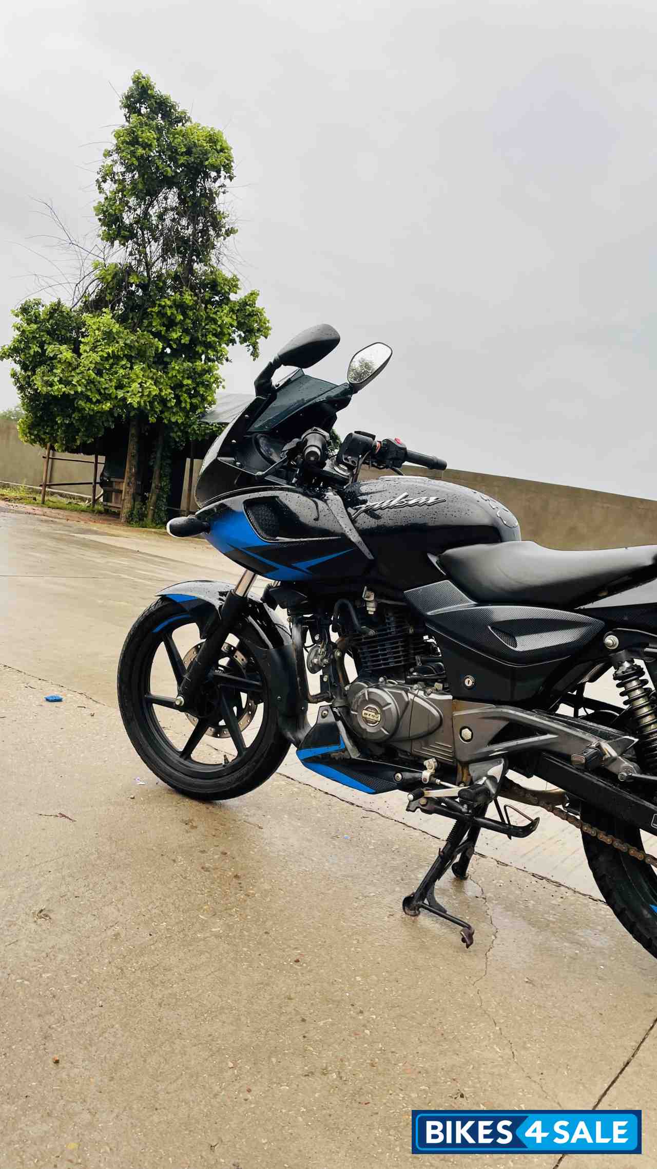 Bajaj Pulsar 220F